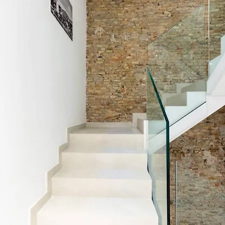 Modern And Bright - Center